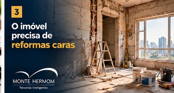 Imóvel em reforma com sinais de obras e reparos que podem elevar o custo de compra